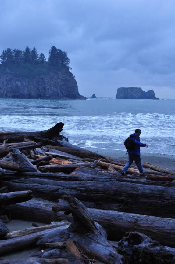 Atravessando os troncos da 2a Beach, em La Push, pequena localidade indígena no litoral do Olympic National Park, no estado de Washington, oeste dos Estados Unidos